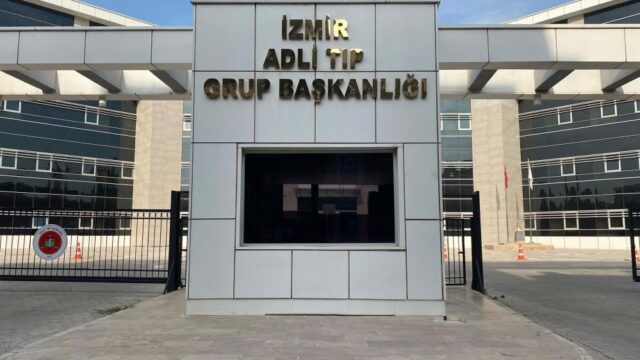 FURKAN K'NIN CANSIZ BEDENİ, OLAY YERİ İNCELEME EKİPLERİ VE NÖBETÇİ SAVCININ ÇALIŞMALARININ ARDINDAN OTOPSİ YAPILMAK ÜZERE İZMİR ADLİ TIP KURUMU MORGUNA KALDIRILDI.