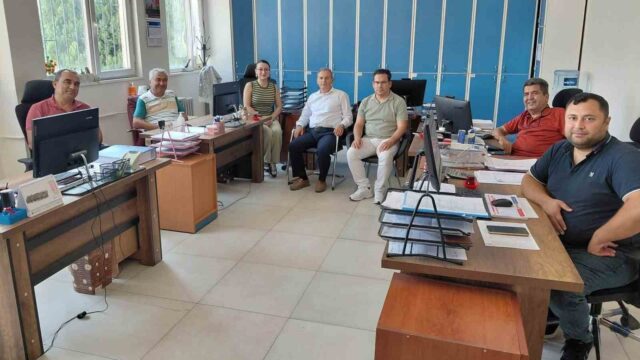SARIGÖL İLÇE MİLLİ EĞİTİM MÜDÜRÜ YILDIRAY DEMİRTAŞ, GÖREVE BAŞLAMASININ ARDINDAN KURUM PERSONELİYLE BİR ARAYA GELDİ. DEMİRTAŞ, OKUL ZİYARETLERİYLE SORUNLARI YERİNDE TESPİT EDEREK ÇÖZÜM ODAKLI BİR YÖNETİM ANLAYIŞI SERGİLEYECEKLERİNİ SÖYLEDİ.