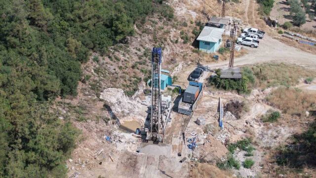 MANİSA SU VE KANALİZASYON İDARESİ (MASKİ) GENEL MÜDÜRLÜĞÜ, İÇME SUYU KAYNAKLARINI GÜÇLENDİRMEK VE VATANDAŞLARA SAĞLIKLI, KESİNTİSİZ SU TEMİN ETMEK AMACIYLA SONDAJ ÇALIŞMALARINI SÜRDÜRÜYOR. BU KAPSAMDA ŞEHZADELER VE YUNUSEMRE İLÇELERİNDE GERÇEKLEŞTİRİLEN 14 SONDAJ ÇALIŞMASIYLA TOPLAM 400 LİTRE/SANİYE SU İÇME SUYU SİSTEMİNE KAZANDIRILDI.