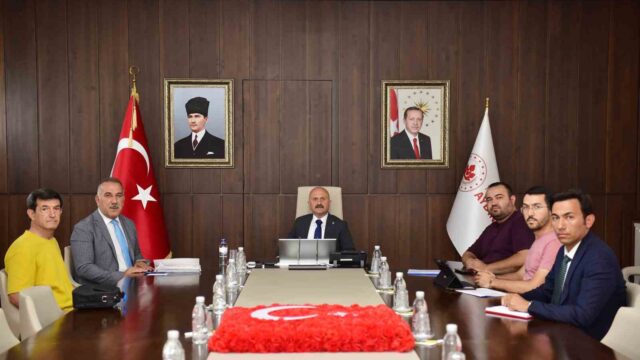 AYDIN VALİSİ DR. OSMAN VAROL, GENÇLİK VE SPOR İL MÜDÜRLÜĞÜ YETKİLİLERİYLE BİR ARAYA GELEREK YAPIMI DEVAM EDEN ADNAN MENDERES STADYUMU'NDA YÜRÜTÜLEN ÇALIŞMALARI DEĞERLENDİRDİ.