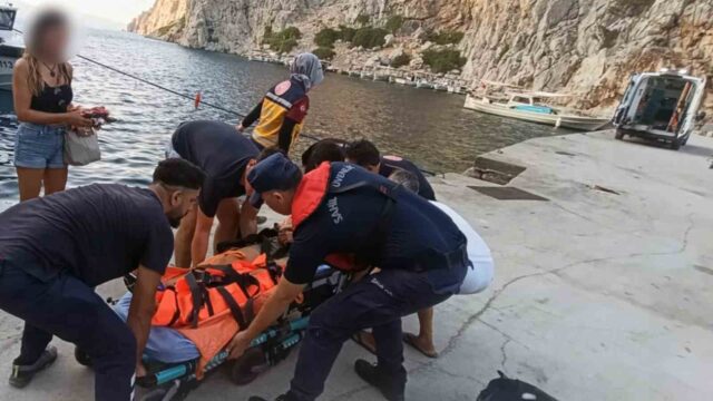 ÖZEL TEKNEDE YARALANAN VATANDAŞI SAHİL GÜVENLİK EKİPLERİ BOTLA DENİZDEN TAHLİYE ETTİ