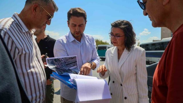 UŞAK BELEDİYE BAŞKAN VEKİLİ HATİCE TEREKECİ ÖZKAN, BİSİKLET SÜRÜCÜLERİNİN DAHA GÜVENLİ VE KONFORLU ULAŞIM SAĞLAYABİLMESİ AMACIYLA HAYATA GEÇİRİLMESİ PLANLANAN BİSİKLET YOLU GÜZERGAHINDA İNCELEMELERDE BULUNDU.