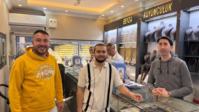 MANİSA’NIN KULA İLÇESİNDE ALIŞVERİŞ YAPTIKTAN SONRA ALTININI DÜŞÜREN VATANDAŞIN İMDADINA DUYARLI ESNAF YETİŞTİ. İŞ YERİ ÖNÜNDE BULUNAN ALTINI SAHİBİNE ULAŞTIRMAK İÇİN HAREKETE GEÇEN ESNAF, ALTININ SAHİBİNE TESLİM EDİLMESİNİ SAĞLADI.