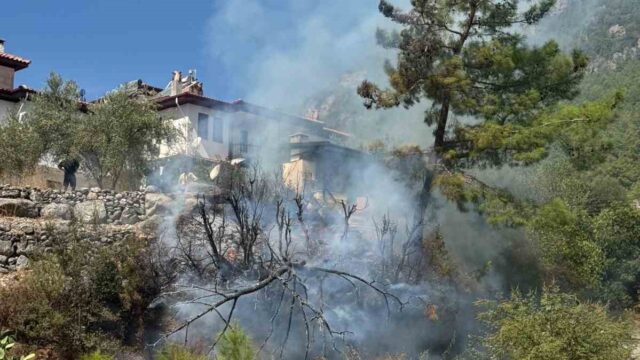 MUĞLA’NIN ULA İLÇESİ AKYAKA MAHALLESİ’NDE EVLERE YAKIN BÖLGEDE ÇIKAN OT YANGINI, İTFAİYE EKİPLERİNİN HIZLI MÜDAHALESİYLE KISA SÜREDE SÖNDÜRÜLDÜ.