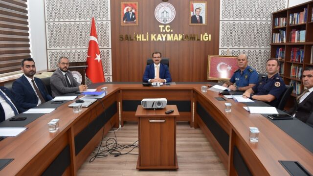 MANİSA’NIN SALİHLİ İLÇESİNDE, ÖSYM TARAFINDAN 4 EKİM 2026 PAZAR GÜNÜ GERÇEKLEŞTİRİLECEK 2026-KPSS ÖN LİSANS SINAVININ HUZUR VE GÜVEN ORTAMINDA TAMAMLANMASI AMACIYLA SINAV KOORDİNASYON KURULU TOPLANTISI DÜZENLENDİ.