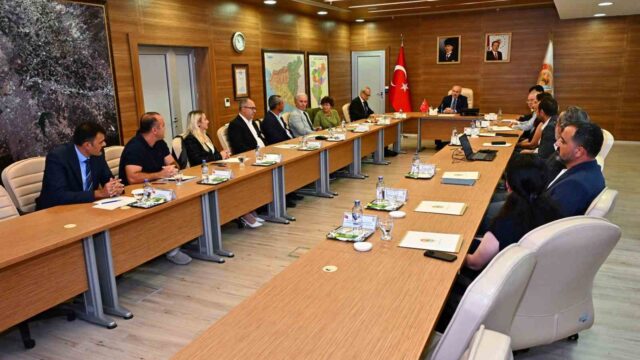DENİZLİ VALİSİ YAVUZ SELİM KÖŞGER BAŞKANLIĞINDA DÜZENLENEN TOPLANTIDA, KENT GENELİNDEKİ MÜZE SORUMLULUK ALANLARINDA YÜRÜTÜLEN ARKEOLOJİK KAZI ÇALIŞMALARI, MEVCUT İHTİYAÇLAR VE GELECEK PROJELER DEĞERLENDİRİLDİ.