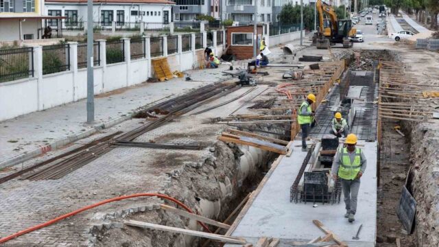 AYDIN BÜYÜKŞEHİR BELEDİYE BAŞKANI ÖZLEM ÇERÇİOĞLU’NUN ÇALIŞMALARIYLA KENTE KAZANDIRILAN YATIRIMLARDA ÇALIŞMALAR ARALIKSIZ DEVAM EDİYOR. ASKİ GENEL MÜDÜRLÜĞÜ TARAFINDAN 17 İLÇENİN TAMAMINDA EŞ ZAMANLI OLARAK GERÇEKLEŞTİRİLEN ALTYAPI ÇALIŞMALARINA HER GEÇEN GÜN YENİLERİ EKLENİYOR.