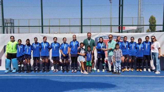 KONYA’DA DÜZENLENEN U14 HOKEY GELİŞİM LİGİ’NDE MÜCADELE EDEN MANİSA İL KARMASI HOKEY KIZ TAKIMI, LİGİ İKİNCİ SIRADA TAMAMLAYARAK 1. LİG’E YÜKSELME BAŞARISI GÖSTERDİ.
