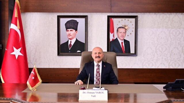 YENİ EĞİTİM ÖĞRETİM YILININ HAYIRLI OLMASI TEMENNİSİNDE BULUNAN AYDIN VALİSİ DR. OSMAN VAROL; "İLİMİZDE EĞİTİMDE KALİTEYİ VE FIRSAT EŞİTLİĞİNİ GÜÇLENDİRMEK, OKUL ORTAMLARININ NİTELİĞİNİ ARTIRMAK VE HER ÖĞRENCİMİZİN EĞİTİM İMKANLARINA ERİŞİMİNİ SAĞLAMAK AMACIYLA ÇALIŞMALARIMIZI KARARLILIKLA SÜRDÜRÜYORUZ" DEDİ.