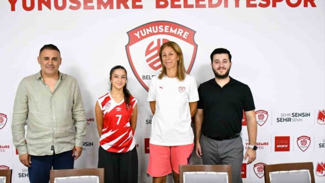 KADINLAR VOLEYBOL 2. LİG'DE YENİ SEZON HAZIRLIKLARINI SÜRDÜREN YUNUSEMRE BELEDİYESPOR, GÖZTEPE'NİN GENÇ LİBEROSU EYLÜL AYDEMİR'İ KADROSUNA KATTI. EYLÜL, DÜZENLENEN İMZA TÖRENİYLE YUNUSEMRE BELEDİYESPOR AİLESİNE KATILDI.