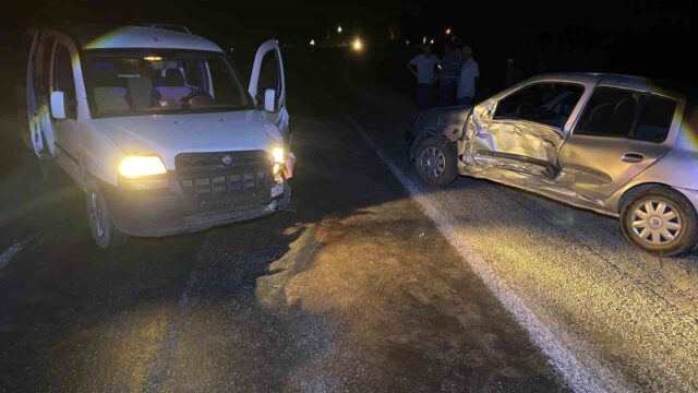 AFYONKARAHİSAR'DA HAFİF TİCARİ ARAÇ İLE OTOMOBİLİN ÇARPIŞMASI SONUCU MEYDANA GELEN TRAFİK KAZASINDA 2 KİŞİ YARALANDI.