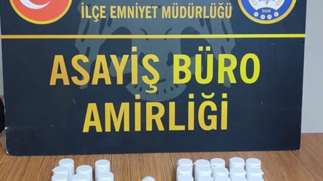 İZMİR’İN BERGAMA İLÇESİNDE POLİS EKİPLERİ TARAFINDAN BİR ADRESE DÜZENLENEN UYUŞTURUCU OPERASYONUNDA BİN 558 ADET UYUŞTURUCU HAP ELE GEÇİRİLDİ. GÖZALTINA ALINAN 2 ŞÜPHELİ, ÇIKARILDIKLARI MAHKEMECE TUTUKLANDI.