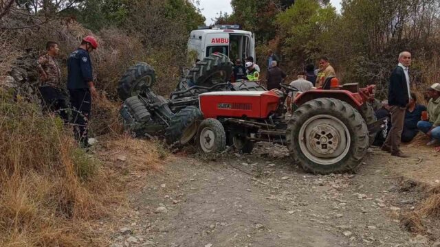 MANİSA’NIN DEMİRCİ İLÇESİNDE TARLA YOLUNDA KONTROLDEN ÇIKARAK DEVRİLEN TRAKTÖRÜN ALTINDA KALAN 2 KİŞİ HAYATINI KAYBETTİ, 3 KİŞİ YARALANDI.