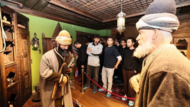 GENÇLİK VE SPOR BAKANLIĞI TARAFINDAN DÜZENLENEN "GELİN TANIŞ OLALIM UYUM PROGRAMI" KAPSAMINDA, MANİSA’DAKİ GSB YURTLARINA YENİ KAYIT YAPTIRAN ÜNİVERSİTE ÖĞRENCİLERİNE YÖNELİK ŞEHİR GEZİSİ DÜZENLENDİ. TÜRKİYE’NİN FARKLI İLLERİNDEN MANİSA’YA GELEN GENÇLER, KENTİN TARİHİ VE KÜLTÜREL DEĞERLERİNİ YAKINDAN TANIMA FIRSATI BULDU.