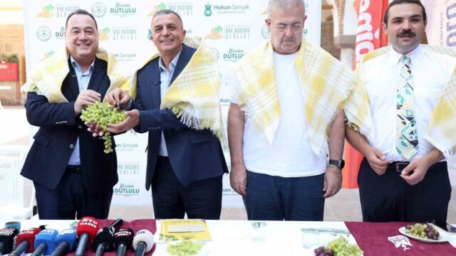 ŞEHZADELER BELEDİYE BAŞKANI HAKAN ŞİMŞEK VATANDAŞLARI MANİSA’DA 5-8 EYLÜL TARİHLERİ ARASINDA DÜZENLENECEK BAĞ BOZUMU ŞENLİKLERİNE DAVET EDEREK "4 GÜN BOYUNCA YEŞİLKÖY’DEN SANCAKLIİĞDECİK'E, ULUPARK'TAN CUMHURİYET MEYDANI'NA KADAR KENTİN HER KÖŞESİNDE GELENEKLERİMİZİ YAŞATIRKEN, ÜRETİCİMİZİN SESİNİ DUYURACAK ÇALIŞTAY VE YARIŞMALARLA TARIMSAL GELECEĞİMİZE DE IŞIK TUTACAĞIZ" DEDİ.