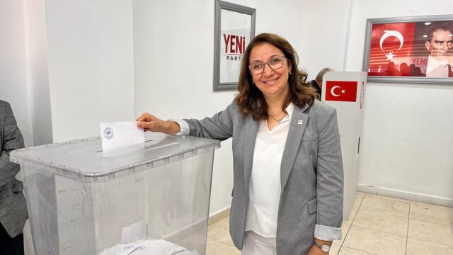 KULA’DA YENİ PARTİ’NİN KONGRESİ ÖNCESİNDE GERÇEKLEŞTİRİLEN PARTİ İÇİ ÖN SEÇİMDE MEVCUT İLÇE BAŞKANI ESEN ÇINAR İLE RAMAZAN GÜVENÇ BAŞKANLIK İÇİN YARIŞTI. ÇINAR, RAKİBİ GÜVENÇ’İ 95 OY FARKLA GERİDE BIRAKARAK ÖN SEÇİMİ KAZANDI VE KONGREDE İLÇE BAŞKANLIĞINA ADAY OLMA HAKKI ELDE ETTİ.
