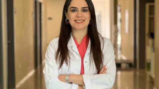 KARDİYOVASKÜLER HASTALIKLARIN DÜNYADA VE TÜRKİYE’DE ÖNEMLİ ÖLÜM NEDENLERİ ARASINDA YER ALDIĞINA DİKKAT ÇEKEN MANİSA ŞEHİR HASTANESİ KARDİYOLOJİ HEKİMİ UZM. DR. ELİF İLKAY YÜCE ERSOY, KALP SAĞLIĞININ KORUNMASINDA DÜZENLİ KONTROLLER, SAĞLIKLI BESLENME VE EGZERSİZİN ÖNEMİNE DİKKAT ÇEKTİ. ERSOY, ÖZELLİKLE ŞİDDETLİ VE BASKI ŞEKLİNDEKİ GÖĞÜS AĞRISI İLE NEFES DARLIĞI GİBİ BELİRTİLERDE VAKİT KAYBETMEDEN SAĞLIK KURULUŞUNA BAŞVURULMASI GEREKTİĞİNİ BELİRTEREK, "BU 29 EYLÜL DÜNYA KALP GÜNÜ’NDE KENDİNİZE BİR İYİLİK YAPIN VE KALBİNİZİ ERTELEMEYİN" DEDİ.