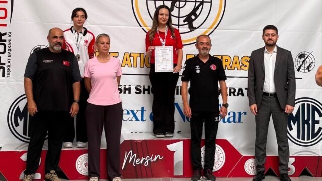 MANİSALI MİLLİ SPORCU İREM DENKTAŞ, MERSİN’İN ERDEMLİ İLÇESİNDE DÜZENLENEN OLİMPİK BRANŞLAR ATEŞLİ SİLAHLAR FEDERASYON KUPASI’NDA ELDE ETTİĞİ DERECEYLE DİKKAT ÇEKTİ. 50 METRE TÜFEK 3X20 KATEGORİSİNDE 584 PUAN ALAN DENKTAŞ, TÜRKİYE REKORUNUN ÜZERİNDE BİR DERECEYE İMZA ATARAK OLİMPİK KADROYA GİRMEYE HAK KAZANDI.