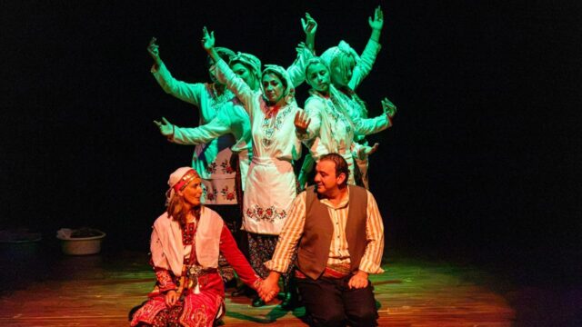 MARMARİS’TE TİYATRO GÖSTERİSİ İZLEYİCİLER İLE BULUŞTU