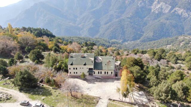 MERHUM VALİ RECEP YAZICIOĞLU'NUN AYDIN'DA YAYLA TURİZMİ HAYALİYLE YAPTIRDIĞI PAŞA YAYLASI OTELİ, YILLARIN BAKIMSIZLIĞI VE İLGİSİZLİĞİYLE VİRANEYE DÖNERKEN, YAZICIOĞLU'NUN ÖLÜM YIL DÖNÜMÜNDE YENİDEN GÜNDEME GELEN OTEL, TERK EDİLMİŞ GÖRÜNTÜSÜYLE YÜREK BURKTU.
