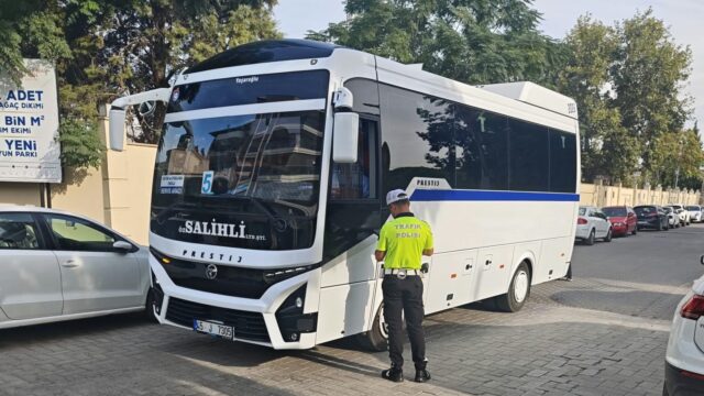 MANİSA’NIN SALİHLİ İLÇESİNDE POLİS EKİPLERİ, YENİ EĞİTİM ÖĞRETİM YILININ BAŞLAMASIYLA BİRLİKTE OKUL SERVİSLERİNDE ÖĞRENCİ GÜVENLİĞİNİN SAĞLANMASI AMACIYLA DENETİM GERÇEKLEŞTİRDİ. SERVİS ARAÇLARI TEK TEK KONTROL EDİLİRKEN, SÜRÜCÜLERE TRAFİK KURALLARI VE İLGİLİ MEVZUAT HAKKINDA BİLGİLENDİRME YAPILDI.