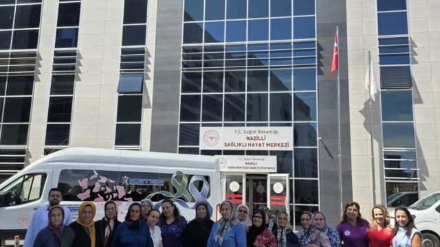NAZİLLİ’DE YÜRÜTÜLEN SAHA ÇALIŞMASI KAPSAMINDA VATANDAŞLARA MEME, RAHİM AĞZI VE KOLOREKTAL KANSER TARAMALARININ ÖNEMİ ANLATILIRKEN, BELİRLENEN YAŞ GRUPLARINDAKİ VATANDAŞLAR ÜCRETSİZ TARAMALARA DAVET EDİLDİ.