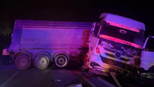 MUĞLA’NIN YATAĞAN İLÇESİNDE MEYDANA GELEN TRAFİK KAZASINDA KONTROLDEN ÇIKAN TIR, ORTA BARİYERLERİ AŞARAK KARŞI ŞERİDE GEÇTİ. TIR’IN OTOMOBİLLE ÇARPIŞMASI SONUCU 2 KİŞİ YARALANDI.