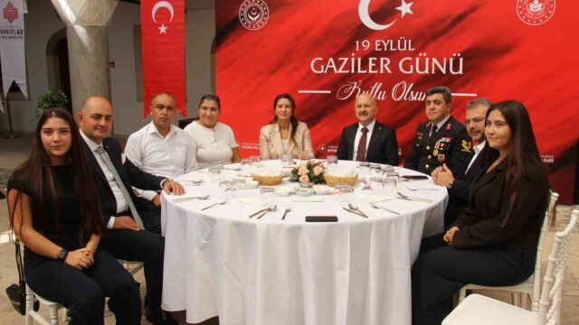 AYDIN’DA 19 EYLÜL GAZİLER GÜNÜ DÜZENLENEN PROGRAMLARLA KUTLANDI. KENT MEYDANI’NDAN AYDIN VALİLİĞİ’NE YÜRÜYÜŞ GERÇEKLEŞTİRİLİRKEN, GÜN KAPSAMINDA GAZİLER ONURUNA ÖĞLE YEMEĞİ PROGRAMI DÜZENLENDİ.