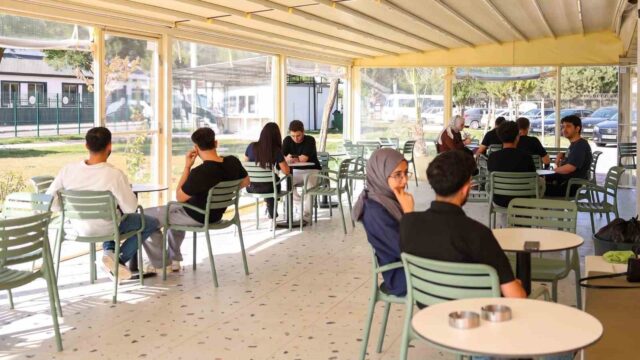 EFELER BELEDİYE BAŞKANI ANIL YETİŞKİN’İN HİZMETE SUNDUĞU IŞIKLI MAHALLESİ’NDEKİ YURT KAFE VE IŞIKLI PARK, YENİ DÖNEMİN İLK GÜNLERİNDEN İTİBAREN ÜNİVERSİTE ÖĞRENCİLERİNİN AKININA UĞRADI.