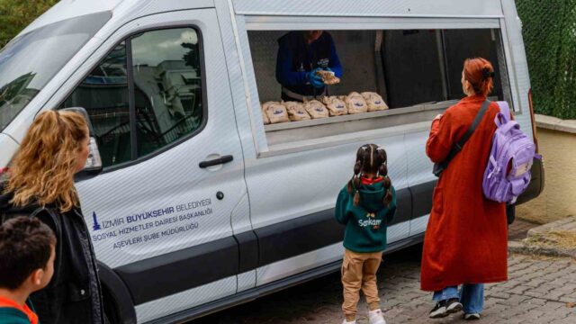 YAKLAŞIK 2 BİN ÖĞRENCİYE HAFTA İÇİ HER GÜN ULAŞTIRILAN PAKETLER, ÇOCUKLARIN GÜNE SAĞLIKLI BAŞLAMASINA KATKI SUNARKEN AİLELERİN DE BÜTÇESİNİ DESTEKLİYOR.
