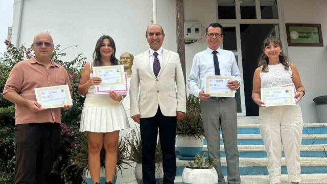 MUĞLA’NIN DATÇA İLÇESİNDE YÜRÜTÜLEN PROJE VE KOORDİNASYON ÇALIŞMALARINA KATKI SAĞLAYAN İLÇE MİLLİ EĞİTİM MÜDÜRLÜĞÜ PERSONELİNE BAŞARI VE TEŞEKKÜR BELGELERİ TAKDİM EDİLDİ.