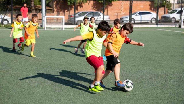 EFELER BELEDİYESİ SPOR AKADEMİSİ BÜNYESİNDE DÜZENLENECEK FUTBOL KURSU İÇİN 2015-2020 DOĞUMLU ÇOCUKLARIN KAYITLARI ALINMAYA BAŞLADI.