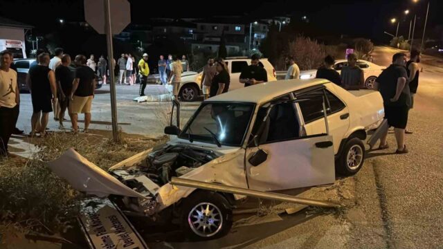 AYDIN'IN SÖKE İLÇESİNDE İKİ OTOMOBİL VE BİR MOTOSİKLETİN KARIŞTIĞI TRAFİK KAZASINDA 2 KİŞİ YARALANDI.