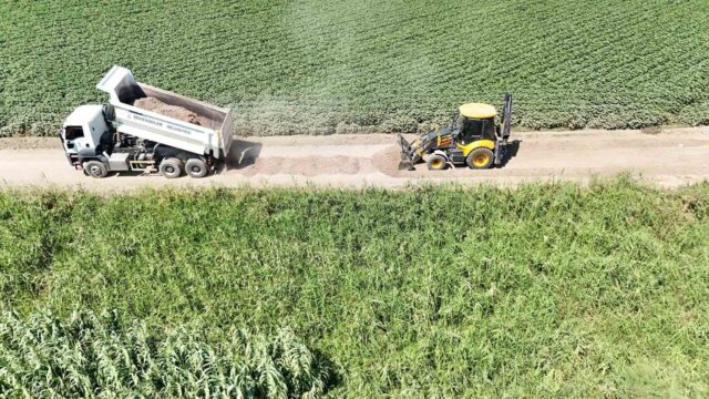 ŞEHZADELER BELEDİYESİ FEN İŞLERİ MÜDÜRLÜĞÜ, 2026 SEZONU İÇİN BELİRLENEN 350 KİLOMETRELİK OVA YOLU BAKIM ÇALIŞMALARININ YÜZDE 72'SİNİ TAMAMLADI. ŞEHZADELER BELEDİYE BAŞKANI HAKAN ŞİMŞEK, İLÇEDE YAŞAYAN ÇİFTÇİLERİN ARAZİLERİNE SORUNSUZ ULAŞIMINI SAĞLAMAK AMACIYLA OVA YOLLARINDAKİ ÇALIŞMALARIN DEVAM EDECEĞİNİ VURGULADI.