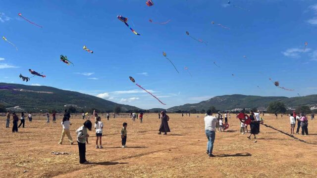 33. ULUSLARARASI MUĞLA KÜLTÜR VE SANAT ŞENLİĞİ, ÇOCUKLARI VE AİLELERİ GÖKYÜZÜNÜN RENKLERİYLE BULUŞTURDU.