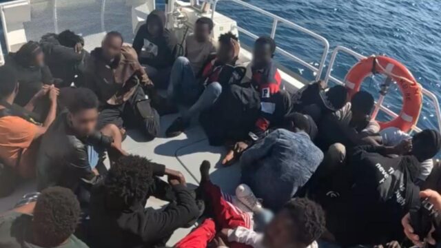 İZMİR'İN SEFERİHİSAR VE URLA İLÇELERİNDE SAHİL GÜVENLİK EKİPLERİNCE DENİZDE VE KARADA GERÇEKLEŞTİRİLEN EŞ ZAMANLI OPERASYONLARDA 56 DÜZENSİZ GÖÇMEN YAKALANDI, MOTOR ARIZASI NEDENİYLE SÜRÜKLENEN BOTTAKİ 20 GÖÇMEN İSE KURTARILDI.