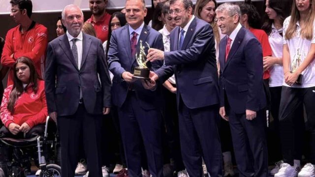 MUĞLA VALİSİ DR. İDRİS AKBIYIK, SPORA VE SPORCULARA YÖNELİK DESTEKLERİ DOLAYISIYLA "SPORA DESTEK VEREN DEVLET ADAMI" ÖDÜLÜNE LAYIK GÖRÜLDÜ.