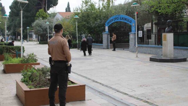 (ARŞİV FOTO) - YENİ EĞİTİM ÖĞRETİM YILININ BAŞLAMASIYLA AYDIN’DA OKUL VE ÖĞRENCİ GÜVENLİĞİNE YÖNELİK DENETİMLER SIKLAŞTIRILIRKEN, EFELER İLÇESİNDE İLK GÜN 304 ŞAHIS SORGULANDI, 85 İŞLETME DENETLENDİ.