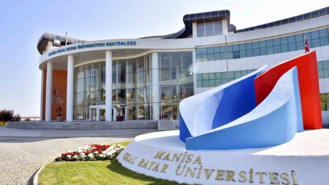 MANİSA CELAL BAYAR ÜNİVERSİTESİ (MCBÜ), ÜNİVERSİTELERİN SÜRDÜRÜLEBİLİRLİK PERFORMANSLARINI DEĞERLENDİREN GREENMETRİC 2026 DÜNYA ÜNİVERSİTELERİ SIRALAMASI’NDA YÜKSELİŞİNİ SÜRDÜRDÜ. MCBÜ, DÜNYA SIRALAMASINDA 340’INCI SIRADAN 315’İNCİ SIRAYA, TÜRKİYE SIRALAMASINDA İSE 36’NCI SIRADAN 33’ÜNCÜ SIRAYA YÜKSELDİ.