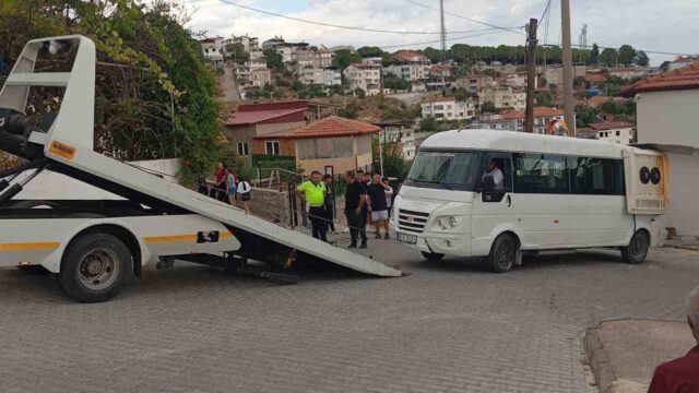 YATAĞAN’DA MİNİBÜS GARAJA ÇARPTI: 4 ÖĞRENCİ YARALANDI