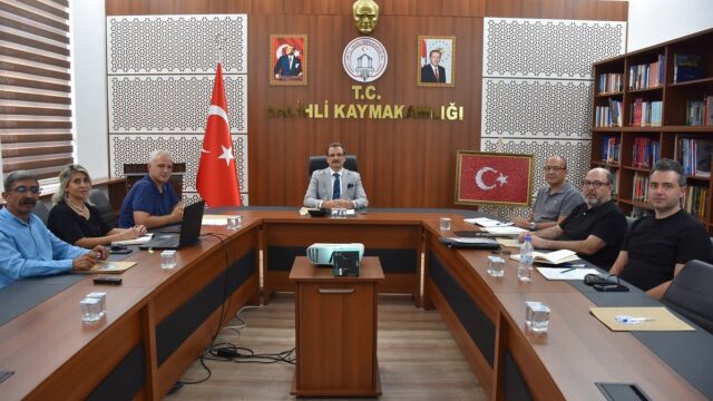MANİSA’NIN SALİHLİ İLÇESİNDEKİ ORGANİZE TARIM BÖLGESİ’NDE (OTB) JEOTERMAL KAYNAKLARIN DEĞERLENDİRİLMESİNE YÖNELİK MEVCUT DURUM VE GELECEKTE YAPILABİLECEK ÇALIŞMALARIN ELE ALINDIĞI TOPLANTI GERÇEKLEŞTİRİLDİ.