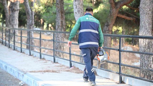 MANİSA BÜYÜKŞEHİR BELEDİYESİ, ŞEHZADELER BELEDİYESİ VE YUNUSEMRE BELEDİYESİ İŞ BİRLİĞİYLE SPİL DAĞI ETEKLERİNDE YER ALAN VE MANİSA MEVLEVİHANESİ İLE SPİL DAĞI MİLLİ PARKI’NA ULAŞIM SAĞLAYAN GÜZERGAHTA TEMİZLİK ÇALIŞMASI YAPTI. ÇALIŞMA İLE BÖLGENİN DAHA TEMİZ, DÜZENLİ VE BAKIMLI BİR GÖRÜNÜME KAVUŞMASI SAĞLANDI.