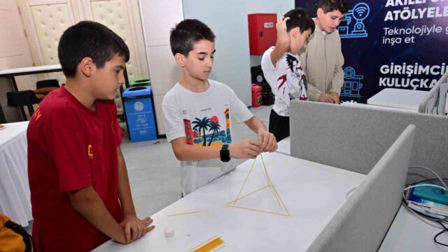 MANİSA BÜYÜKŞEHİR BELEDİYESİ AKADEMİ MANİSA, GENÇLERİN BİLİM, TEKNOLOJİ VE MÜHENDİSLİK ALANINDAKİ GELİŞİMLERİNE KATKI SUNMAYA YÖNELİK ETKİNLİKLERİNE DEVAM EDİYOR. BU KAPSAMDA LAVENDER ROBOTİCS EKİBİ, AKADEMİ MANİSA’DA ÖĞRENCİLERLE BİR ARAYA GELEREK ROBOTİK ÇALIŞMALARI VE YARIŞMA DENEYİMLERİNİ PAYLAŞTI.