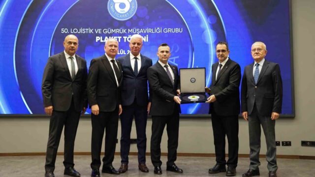 DIŞ TİCARETİN GÖRÜNMEYEN KAHRAMANLARI, MESLEĞE ADANAN YARIM ASRA UZANAN EMEKLERİYLE İZMİR TİCARET ODASI'NDA ONURLANDIRILDI.