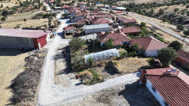 MANİSA BÜYÜKŞEHİR BELEDİYESİ, SELENDİ İLÇESİ GÖLBAŞI MAHALLESİ’NDE DAHA ÖNCE ÖZELLİKLE KIŞ AYLARINDA ULAŞIMDA GÜÇLÜK YAŞANAN MAHALLE YOLUNU 8 BİN METREKARE PARKE TAŞIYLA KAPLIYOR.