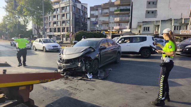 AYDIN'IN EFELER İLÇESİNDE OTOMOBİL İLE HAFİF TİCARİ ARACIN ÇARPIŞMASI SONUCU MEYDANA GELEN KAZADA BABA İLE 4 YAŞINDAKİ OĞLU YARALANDI.