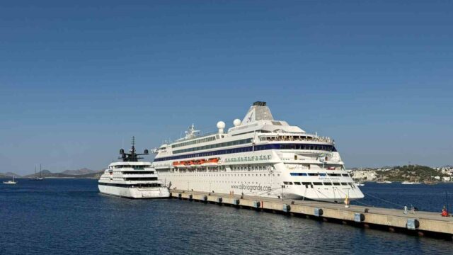 MUĞLA'NIN TURİZM MERKEZLERİNDEN BODRUM, BUGÜN İKİ KRUVAZİYER GEMİSİYLE 836 YOLCUYU AĞIRLIYOR.