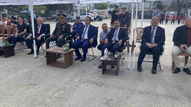 MANİSA'NIN ALAŞEHİR İLÇESİNDE 2026-2027 EĞİTİM-ÖĞRETİM YILI VE İLKÖĞRETİM HAFTASI DÜZENLENEN RENKLİ TÖRENLERLE KUTLANIRKEN, İLÇEDE EĞİTİM GÖREN 18 BİN 811 ÖĞRENCİ DERS BAŞI YAPMANIN HEYECANINI YAŞADI.