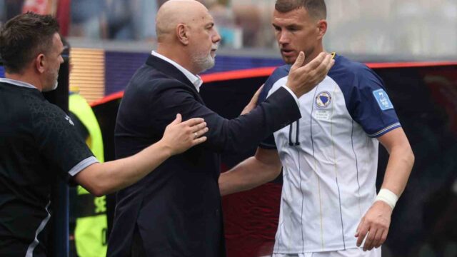 ALMAN EKİBİ SCHALKE 04'TA FORMA GİYEN BOSNA HERSEKLİ FUTBOLCU EDİN DZEKO, 2 EKİM'DE OYNAYACAKLARI İSVEÇ MAÇININ ARDINDAN MİLLİ TAKIM KARİYERİNİ SONLANDIRACAĞINI AÇIKLADI.
