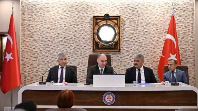 MANİSA VALİSİ VAHDETTİN ÖZKAN BAŞKANLIĞINDA GERÇEKLEŞTİRİLEN İL HAYVANLARI KORUMA KURULU TOPLANTISINDA, MANİSA'DA HAYVAN REFAHI VE VATANDAŞLARIN CAN GÜVENLİĞİ GÖZETİLEREK YÜRÜTÜLEN ÇALIŞMALAR, ELDE EDİLEN SONUÇLAR VE İYİLEŞTİRMEYE AÇIK ALANLAR DEĞERLENDİRİLDİ.